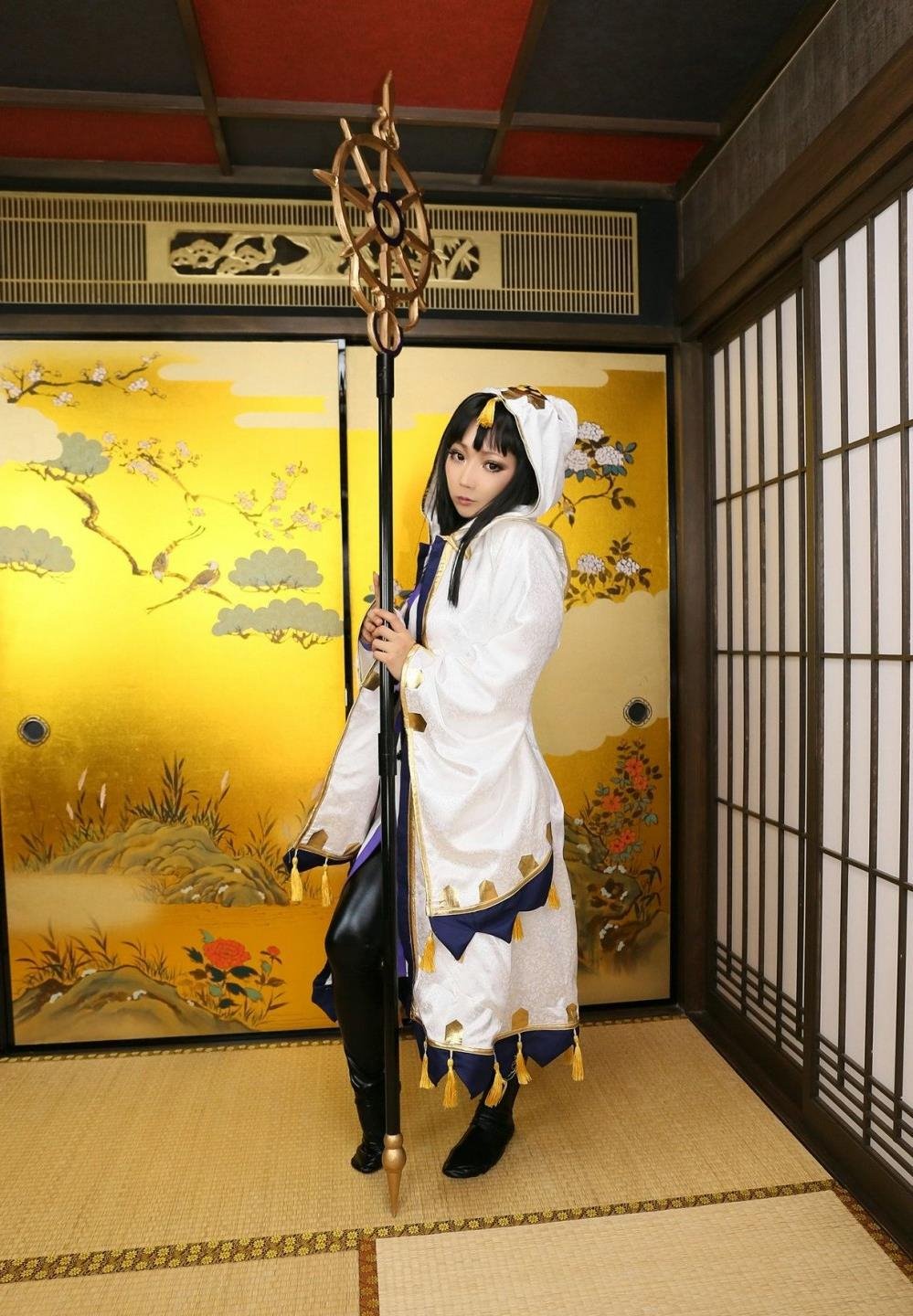 ���ߣ�ӥ�Ǻ�ɫ����ѩ�ģ�ͷ��