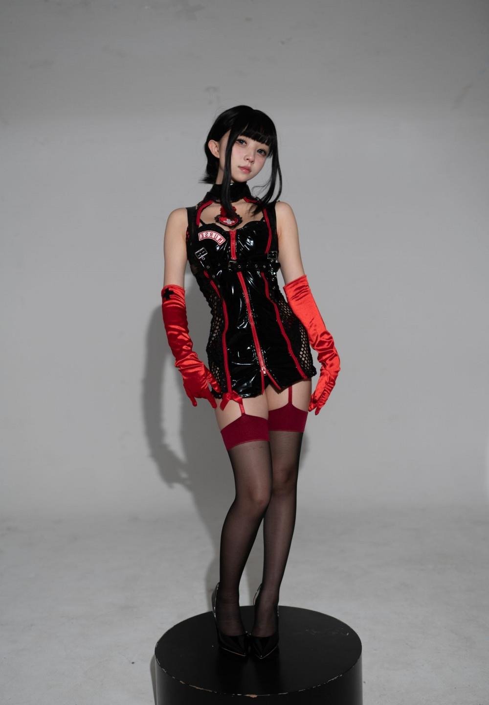 ���ߣ������ߺ�ɫ��ͷ��